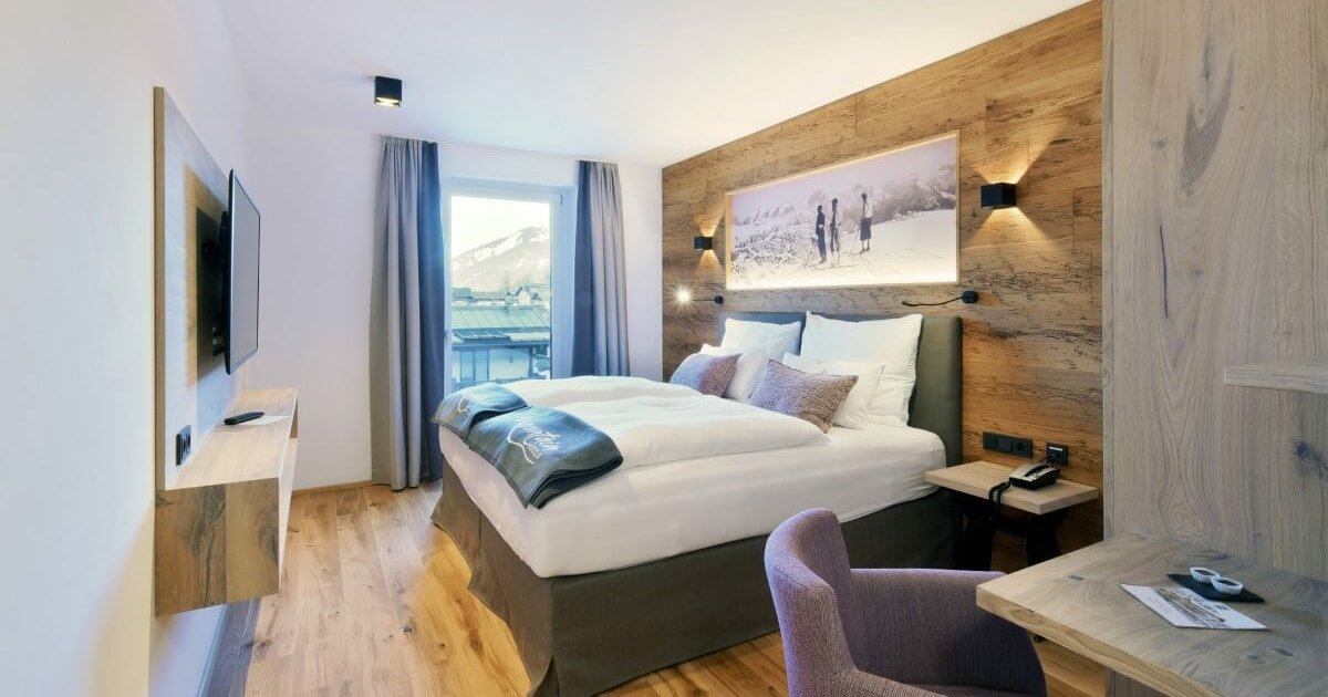 DZ_Bett Doppelzimmer mit einem großen Bett und TV.