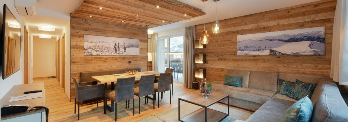Apartment in Kaprun mit einem großen Wohnzimmer mit Essbereich.