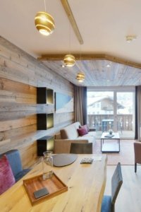 Gemütlicher Essbereich mit Wohnzimmer in einem Holz Stil eingerichtet.