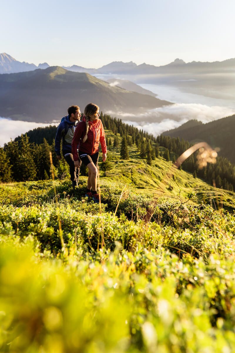 Ein Pärchen hoch in den Bergen nahe des Kaprun Therme Spa Hotels