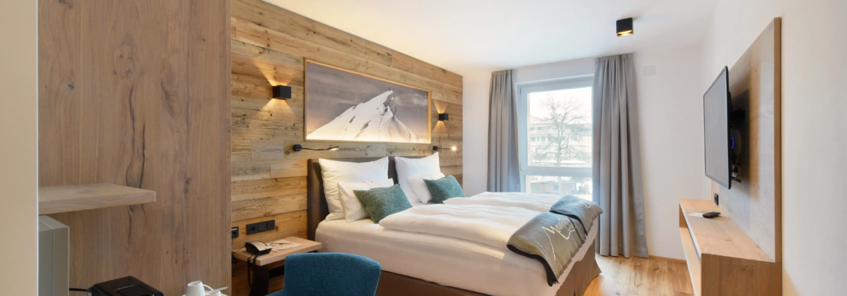 DZ (3) Modernes Hotelzimmer mit Doppelbett, Holzdesign und warmem Licht
